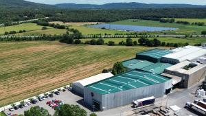 Vista aèria de les instal·lacions de LC Paper, amb la planta fotovoltaica al fons.