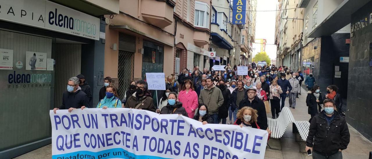 Unsuarios del transporte público en una protesta la semana pasada en Ferrol. |   // CEDIDA