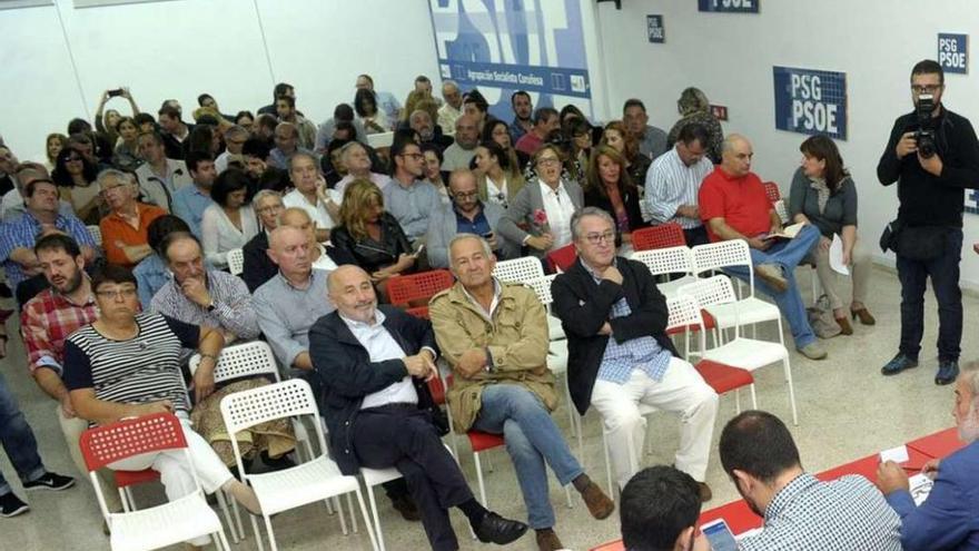 Comité provincial del PSOE celebrado ayer, con Losada, Méndez Romeu y García Mira en la primera fila.