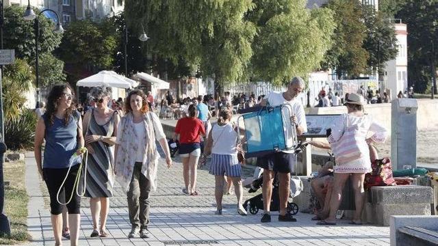 El animado paseo de Bouzas durante la jornada de la tarde de ayer. // J. Lores