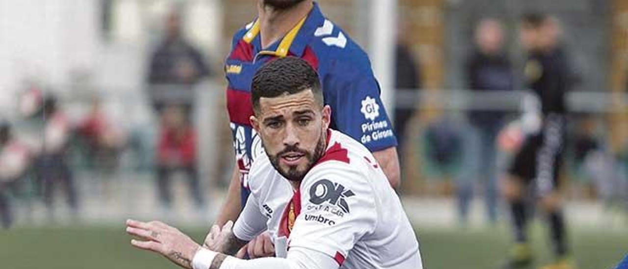 Álex López controla el balón, ayer en Llagostera.