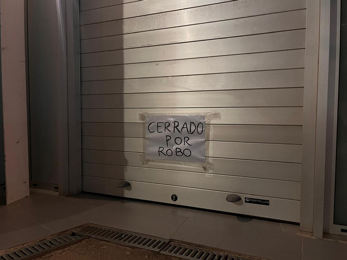 Los propietarios del estanco asaltado en Torrent han colocado el cartel de "cerrado por robo".