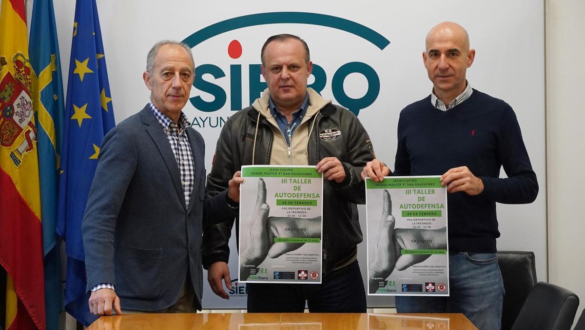 Por la izquierda Jesús Abad, Jesús Cofiño y Virginio Ramírez, durante la presentación del taller.