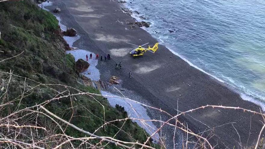 Fallece un vecino de Cudillero al caer con su coche en la playa del Silencio.