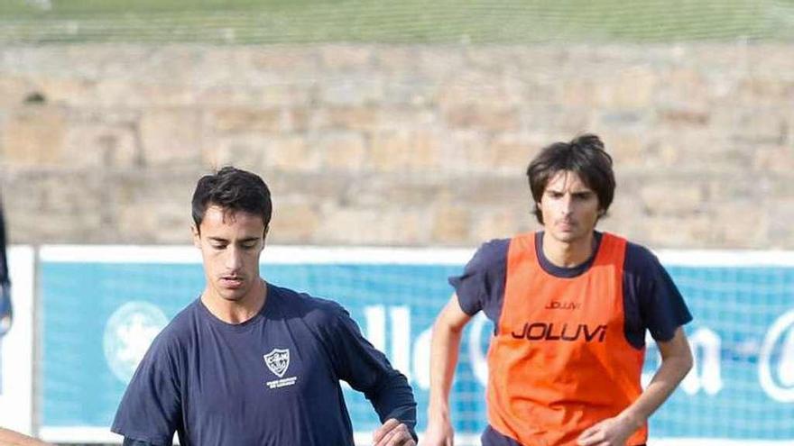 Borja y Jairo Cárcaba, detrás, en un entrenamiento.