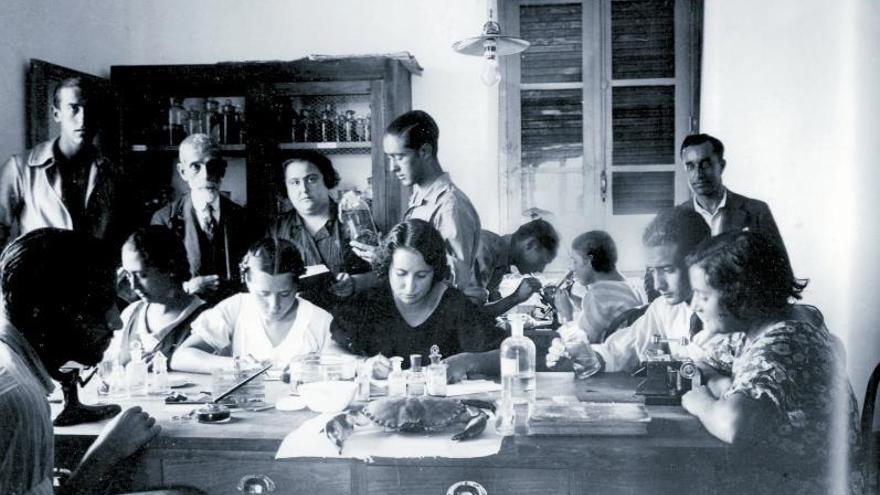 Mujeres en un curso en la Estación Biológica de Marín, antes de la guerra.  //Redes de Coñecemento/Galaxia/CSIC