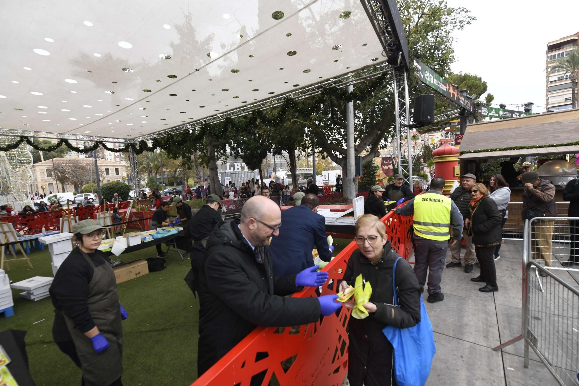 Reparto de pasteles de carne y marineras en la Plaza Circular de Murcia