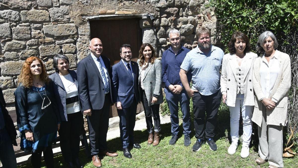 Alcaldes del Lluçanès i la consellera Vilagrà, en la firma de constitució de la comarca, el 10 de maig de l'any passat