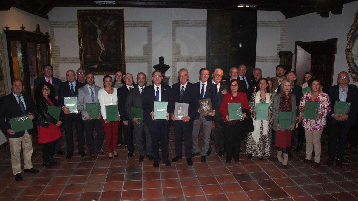 Responsables de la Agrupación y los autores de 'Centenario', en San Julián este lunes.