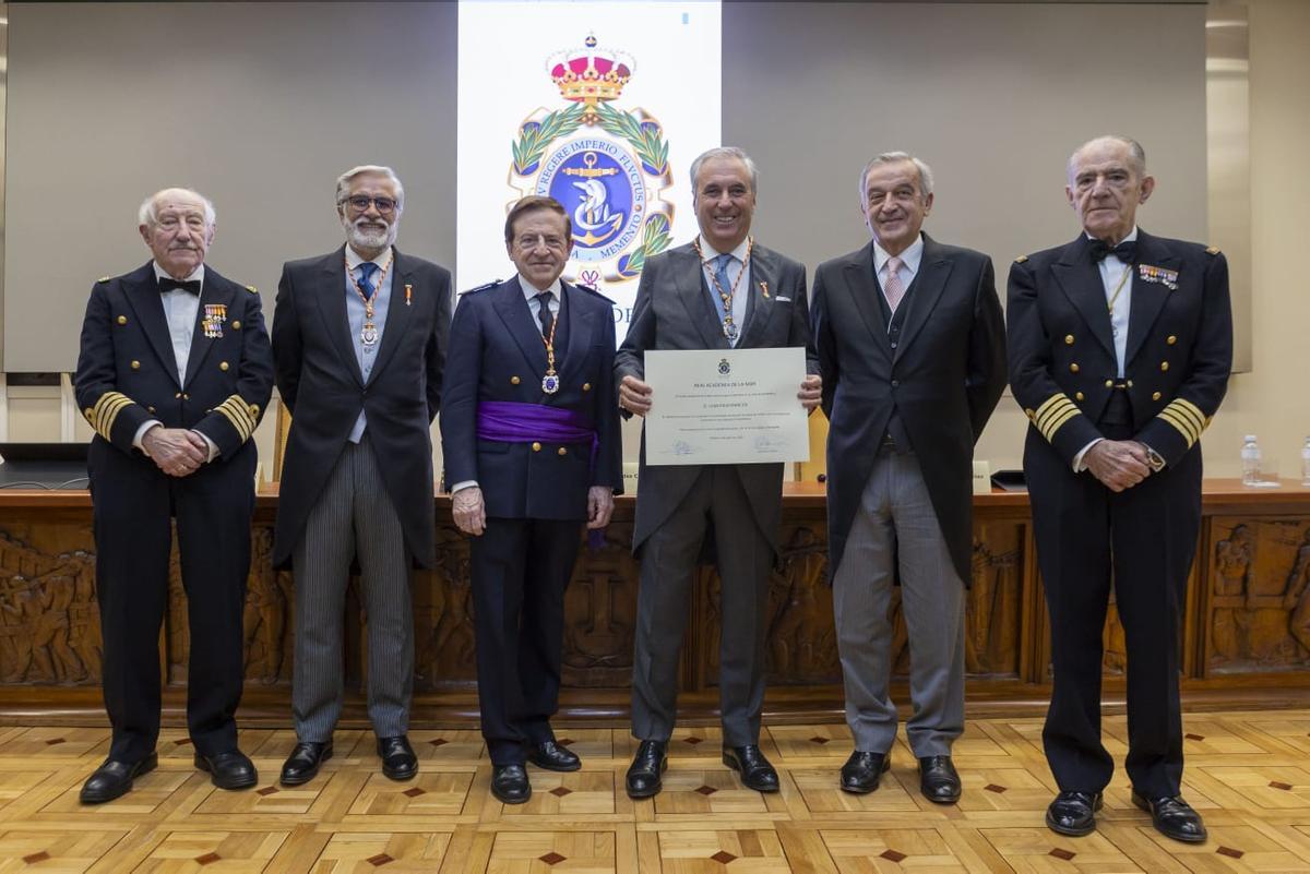 Juan Riva (tercero por la derecha), con la medalla y el diploma acreditativo de su ingreso en la Real Academia del Mar.