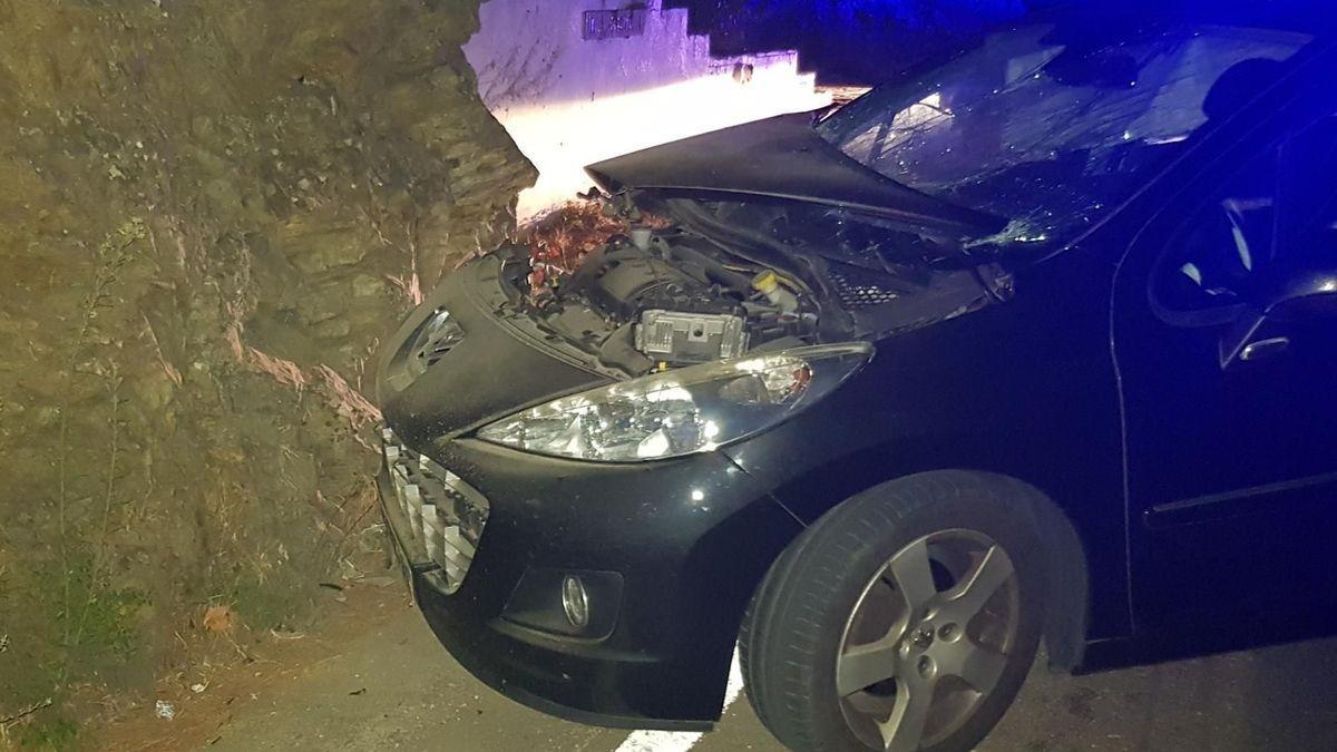 Detenen un conductor begut que va xocar contra la muntanya a la carretera de Port de la Selva