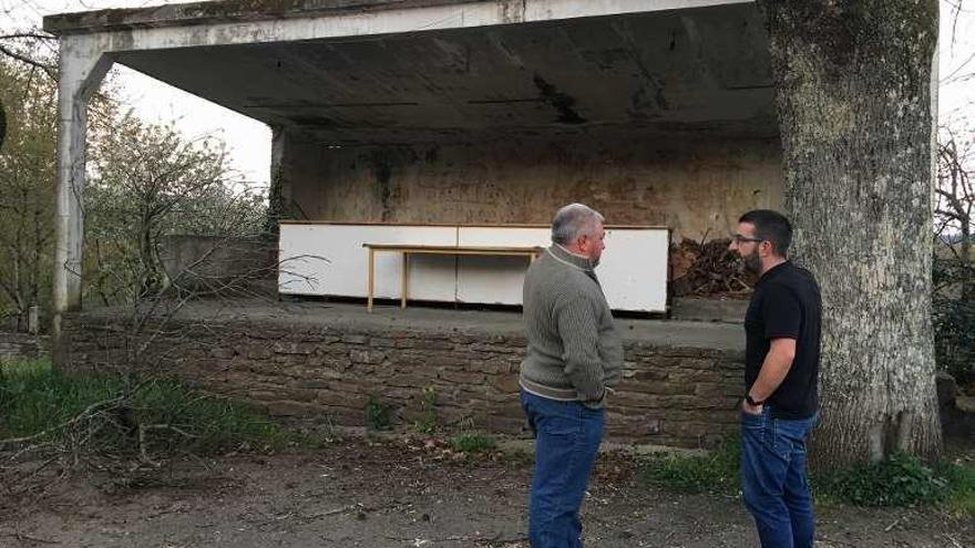 Vilariño revisó con los alcaldes de Moneixas y de Vilanova el estado de los palcos parroquiales.