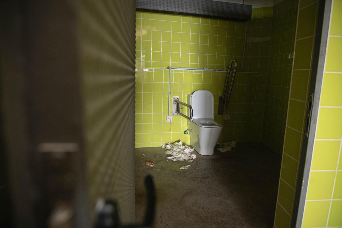 Estado de los baños, llenos de pintadas vandálicas y papel higiénico usado tirado por todos lados.