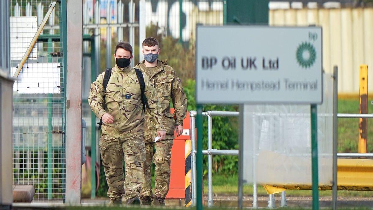 Dos soldados británicos llegan a una terminal de almacenaje de gasolina en Hertfordshire.
