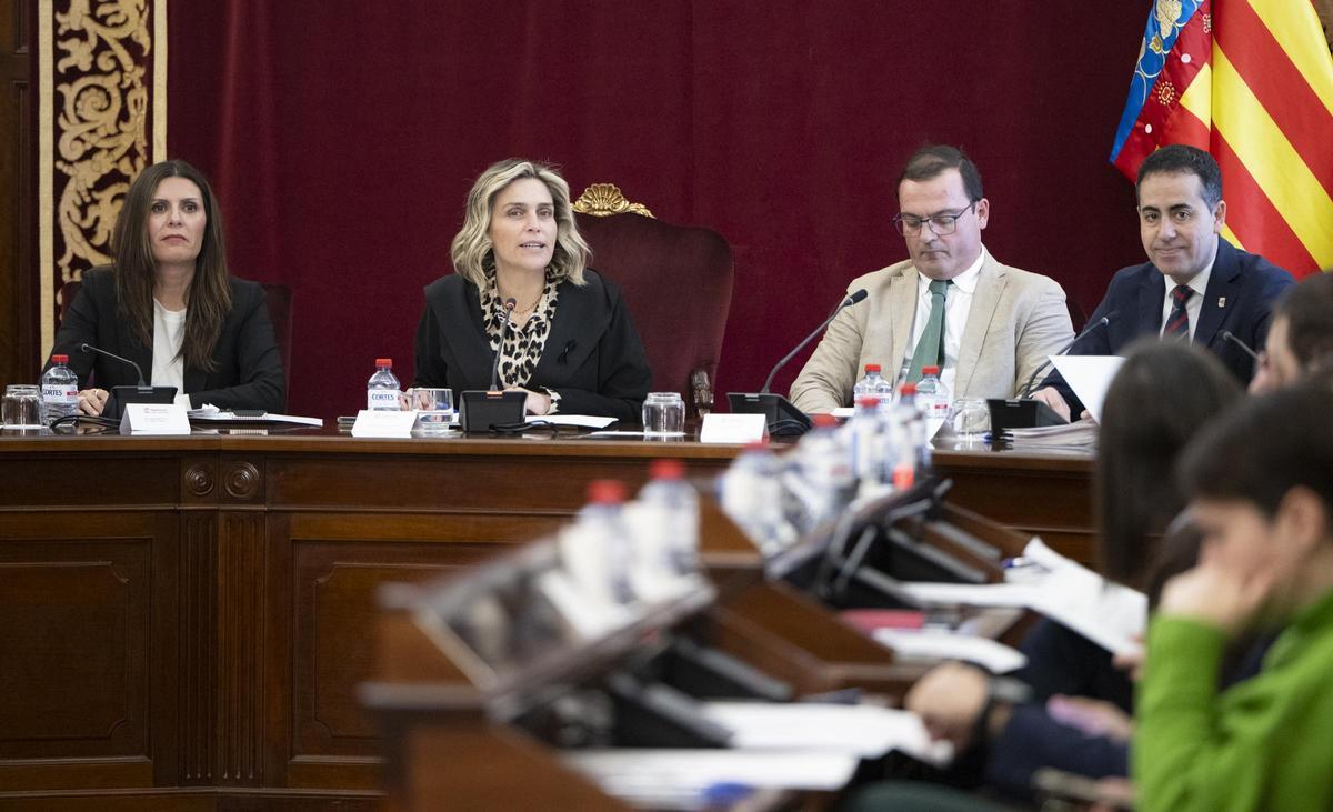 La presidenta de la Diputación, Marta Barrachina, junto a los vicepresidentes Pallarés, Martínez y Folgado, en el pleno.