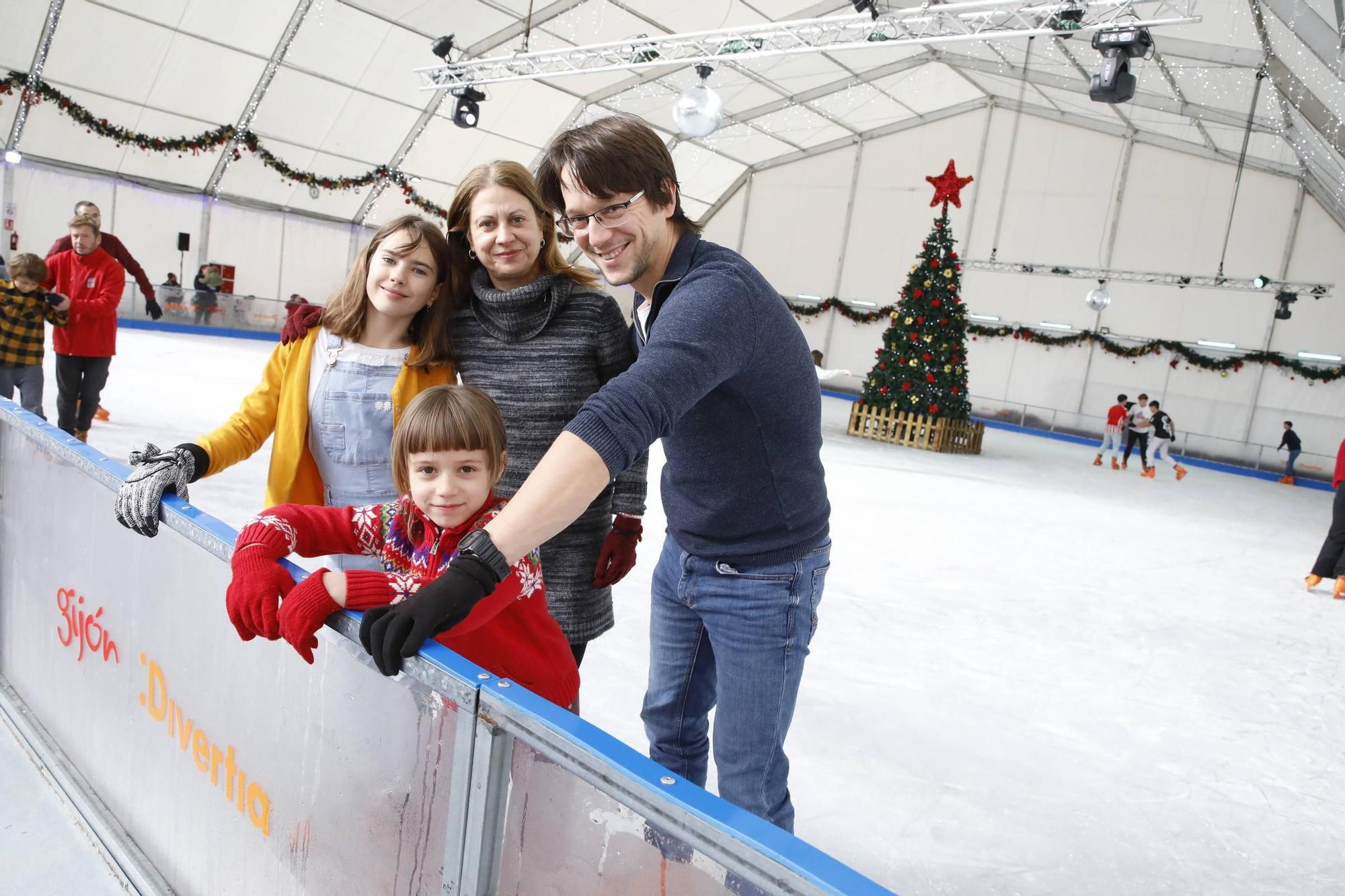 Familias y amigos disfrutan de las atracciones de la pista de hielo de Gijón (en imágenes)