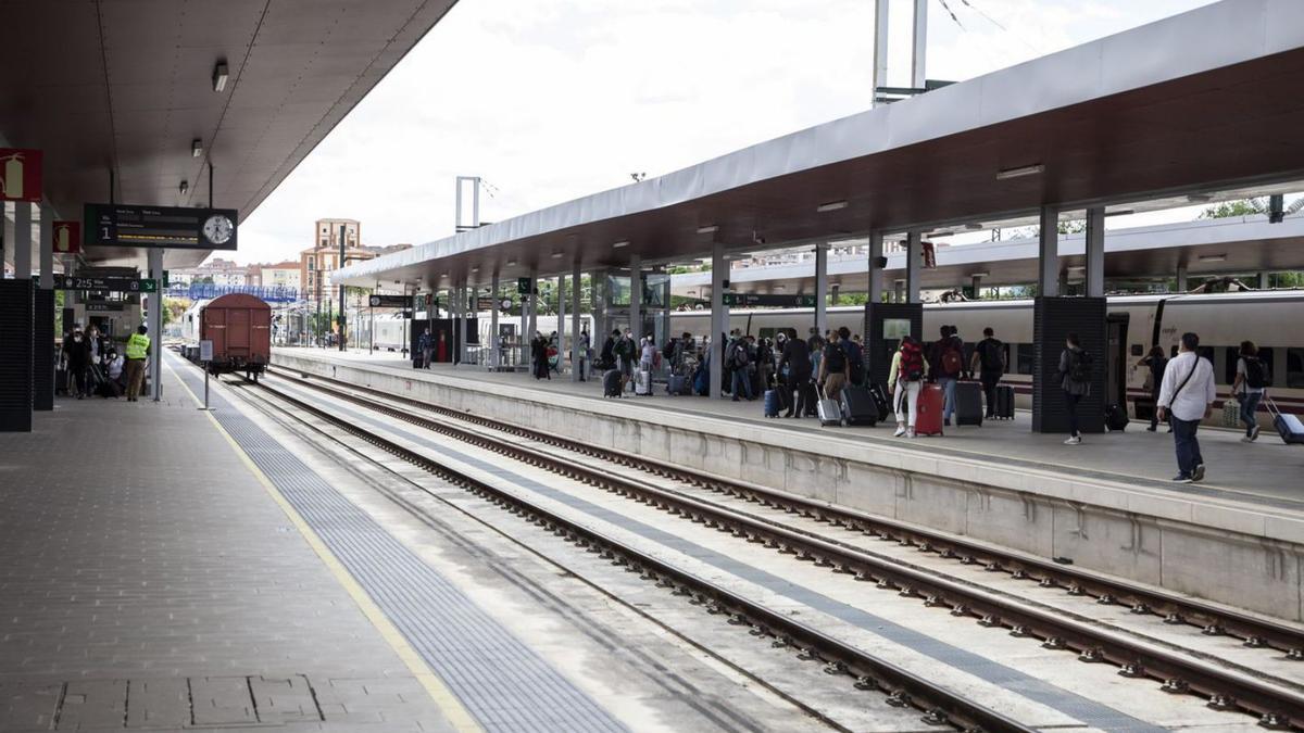 Viajeros en la estación de ferrocarril en Zamora.