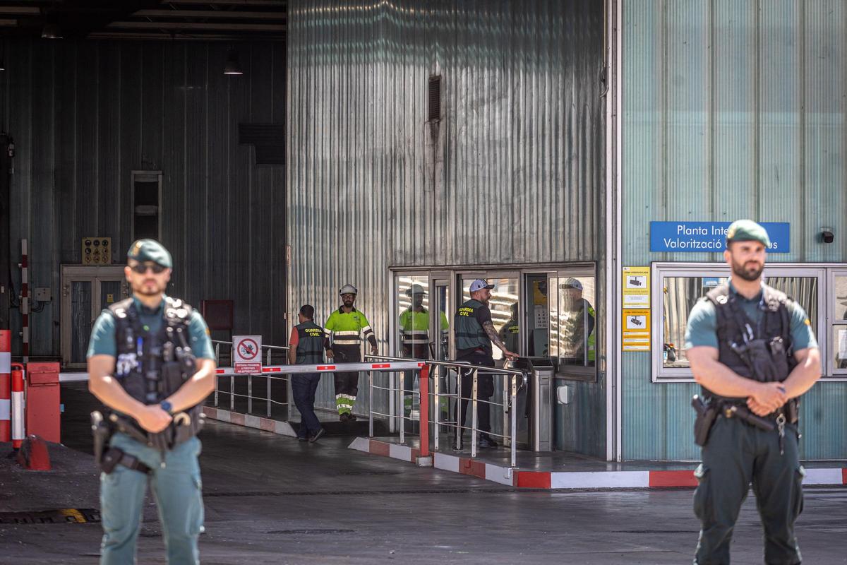 Agentes de la Guardia Civil durante el registro de la incineradora de Tersa, en 2023.