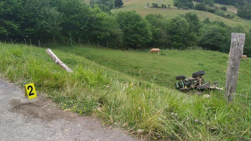 Fallece un hombre al volcar el tractor en el que circulaba en Grado