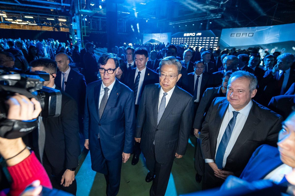 Illa con Zhao Leji y Jordi Hereu en el pistoletazo de salida a la producción del primer vehículo de Ebro en la antigua fábrica de Nissan