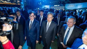 Illa con Zhao Leji y Jordi Hereu en el pistoletazo de salida a la producción del primer vehículo de Ebro en la antigua fábrica de Nissan