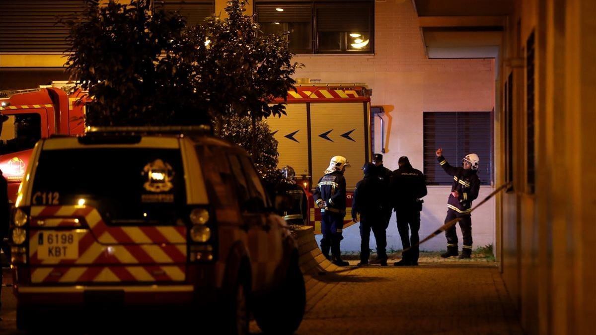 Bomberos ante la vivienda en la que los niños han fallecido en un incendio, en Getafe.