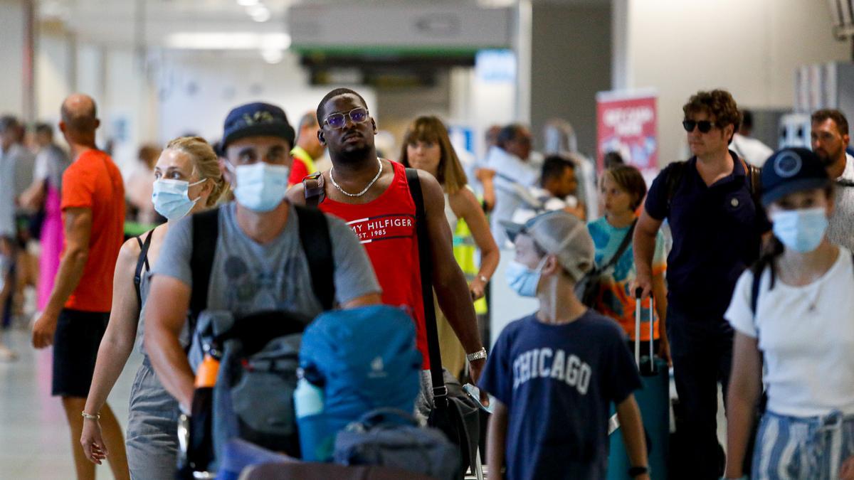 Pasajeros en el aeropuerto de Ibiza este verano.