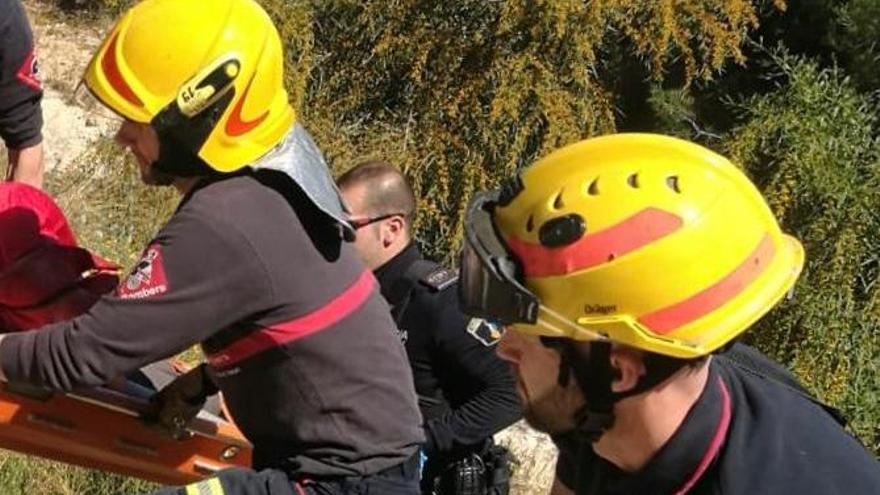 Rescatan a un hombre que cayó a un barranco desde cinco metros de altura