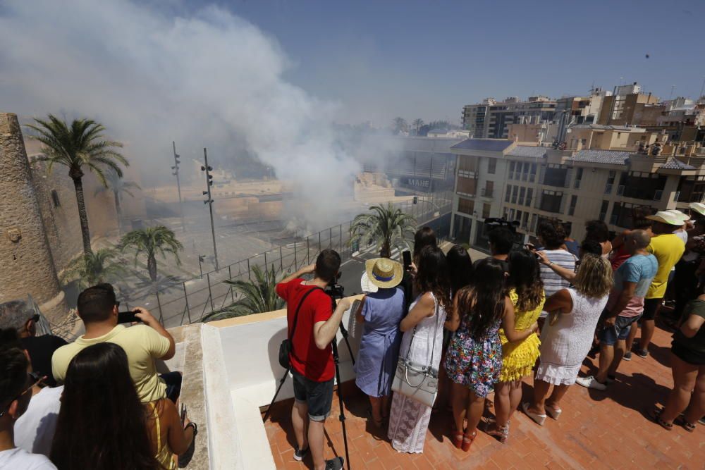 La segunda mascletà de las Fiestas de Elche, en imágenes.