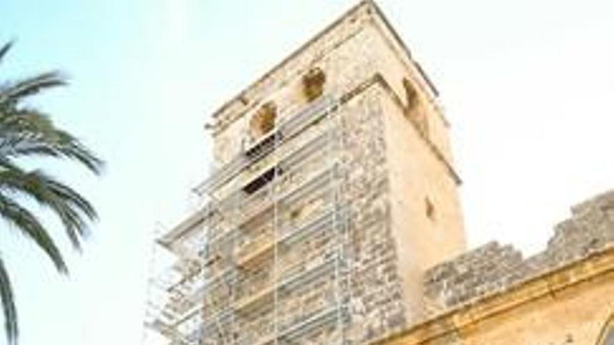 El andamio en la torre de la iglesia fortaleza de Xàbia.