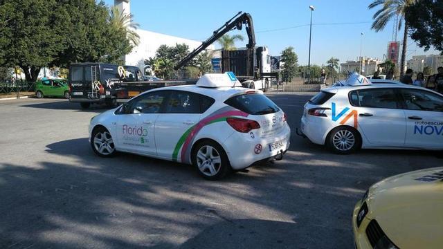 Los terrenos del Cortijo de Torres, donde se vienen realizando las pruebas, fueron vallados ayer para los preparativos de la Feria.