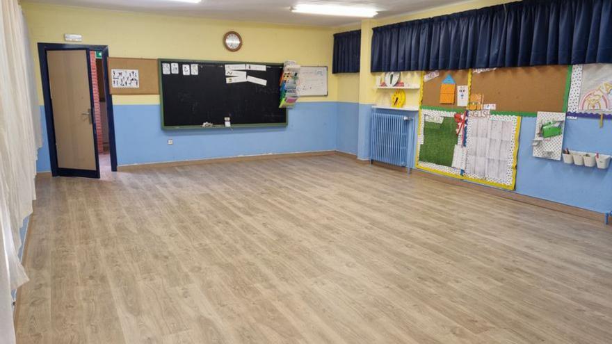 El aula de 1º y 2º de Primaria con el nuevo suelo laminado. | SERVICIO ESPECIAL
