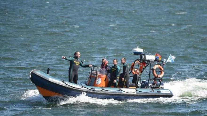 Los GEAS de la Guardia Civil en el lugar del naufragio. // G. S.