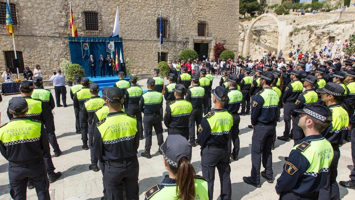 Celebración de un Día de la Policía Local en el Castillo de Santa Barbara, presidido por el alcalde Luis Barcala