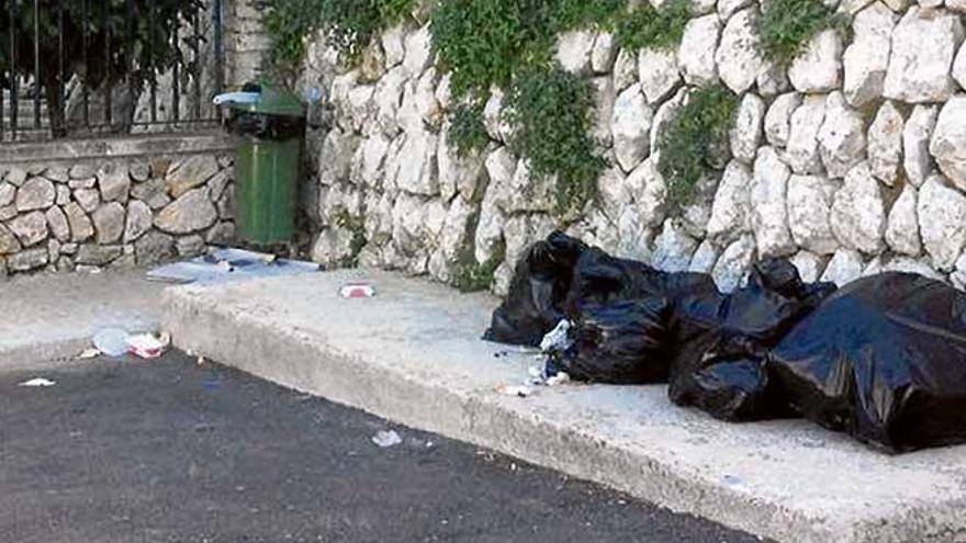 Acumulación de bolsas de basura en una calle de Mancor de la Vall.