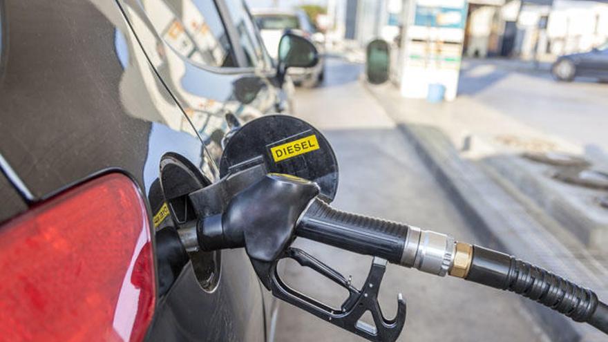 Una imagen tomada durante el repostaje de un coche diésel en una gasolinera de Málaga.