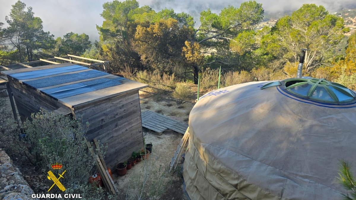La yurta hallada en el área de Sant Josep donde tuvo lugar el incendio forestal
