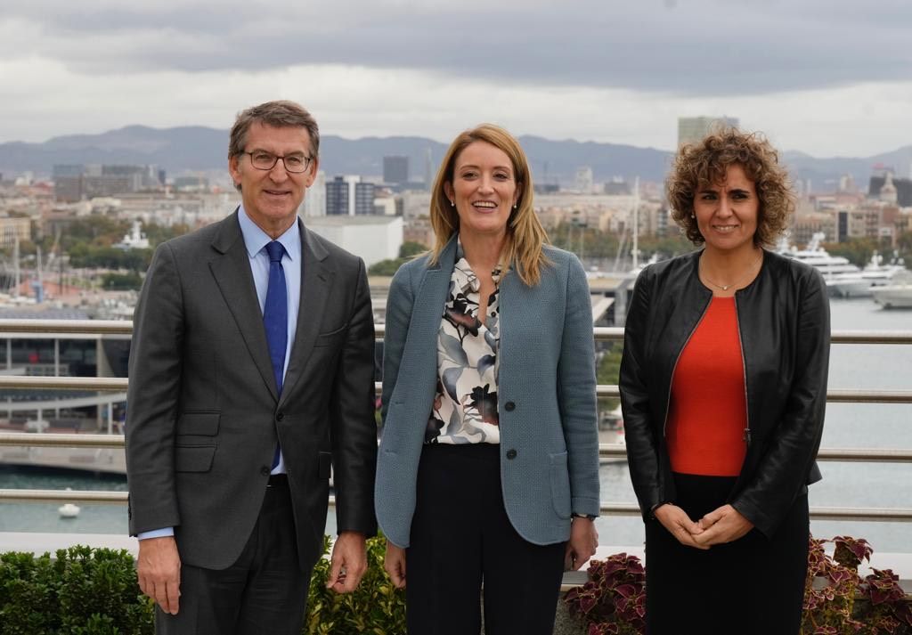 Feijóo junto a Roberta Metsola y Dolors Montserrat.