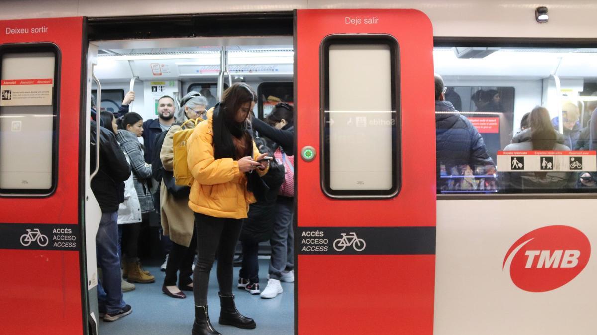 Viajeros en el metro de Barcelona.