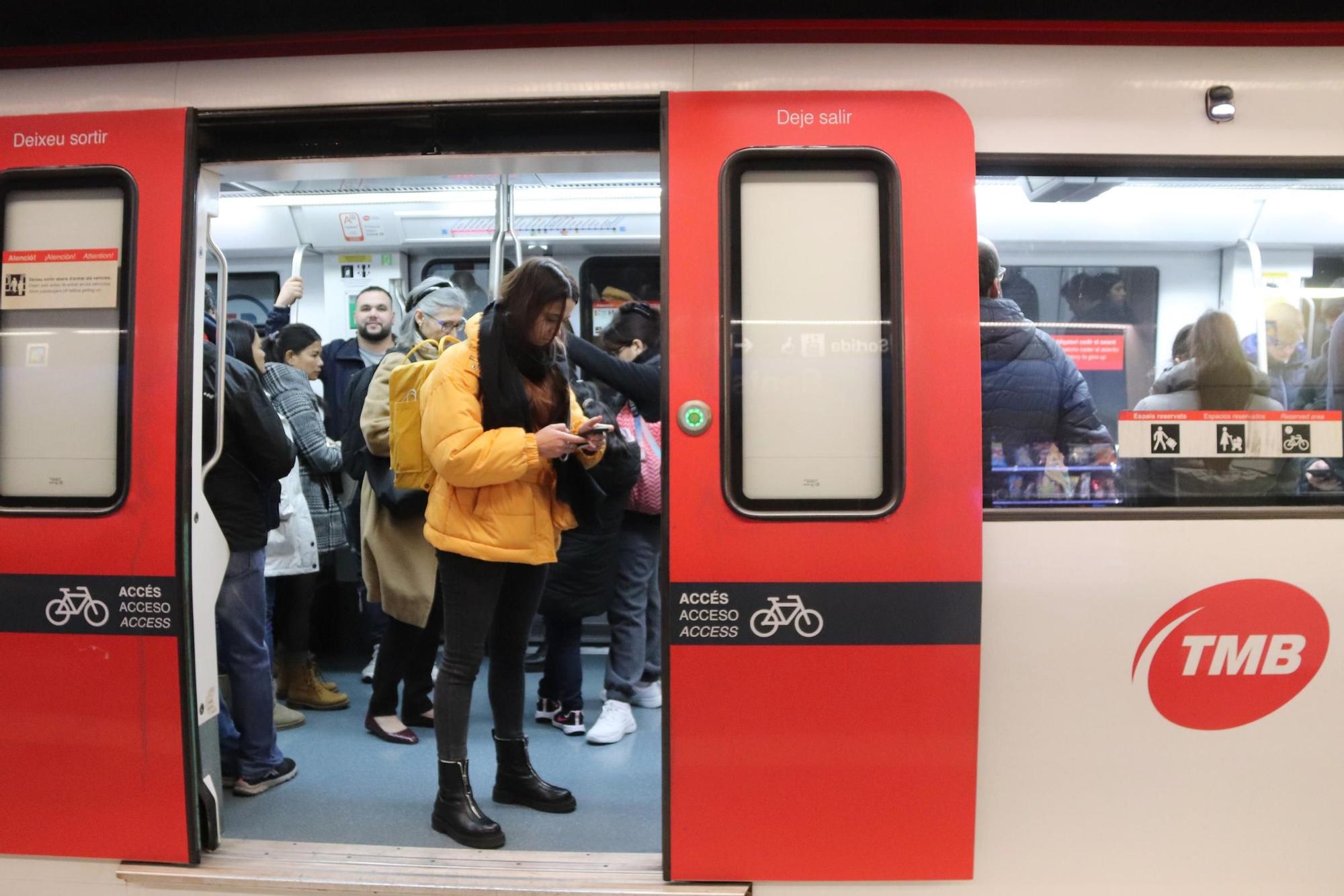 Viajeros en el metro de Barcelona.