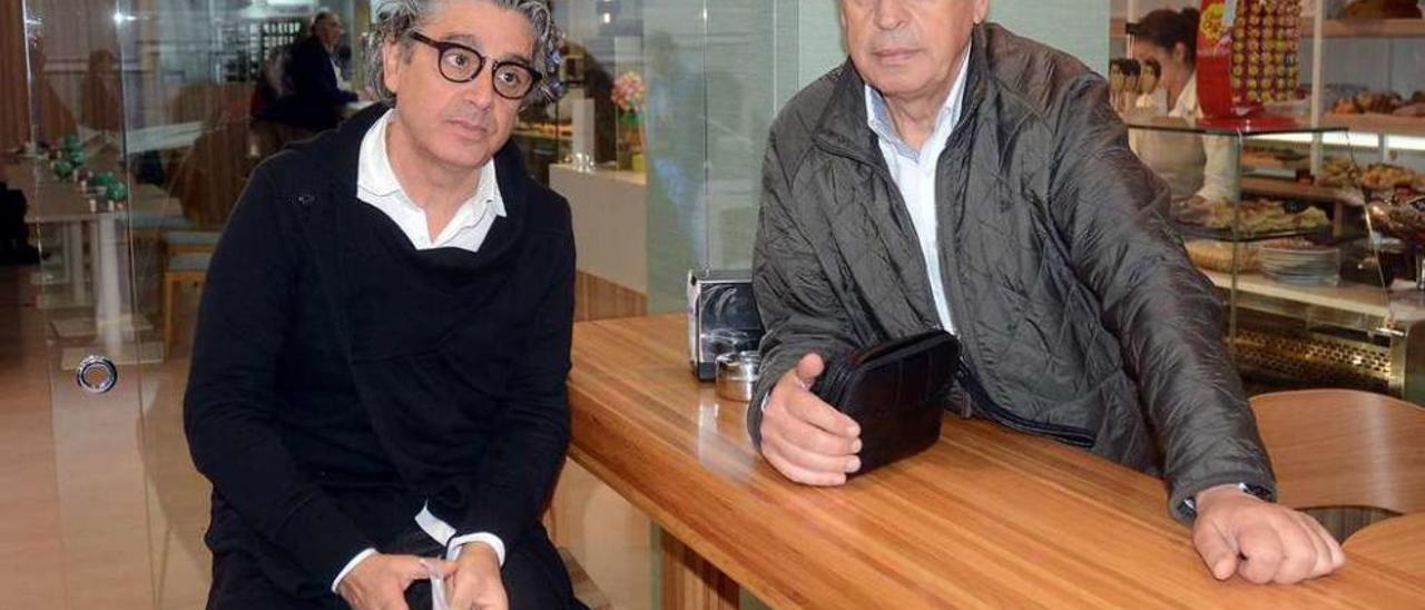 Julián Vidal Gago y Joaquín Otero Montes, ayer, en la pastelería Capri de García Camba. // Rafa Vázquez