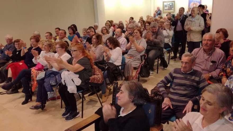 Asistentes al acto que llenaron el salón de actos del Museo Torres. // Santos Álvarez