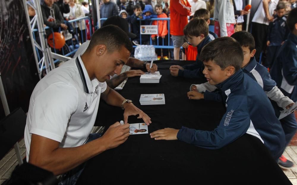 Zaza y Rodrigo con los aficionados en Requena