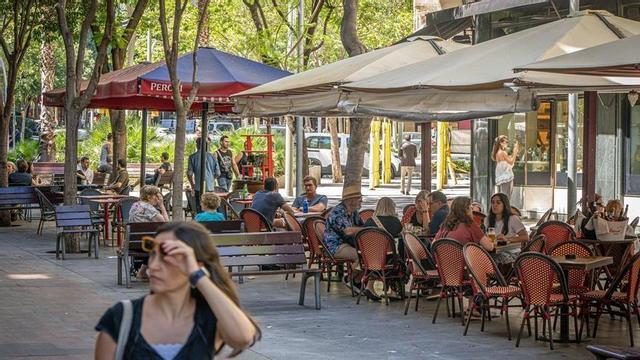 Barcelona Terrasses a Enric Granados. Ambient al carrer d’enriquir Granados, restauració, hosteleria, estiu, ambient, terrasses. AUTOR: MANU MITRU