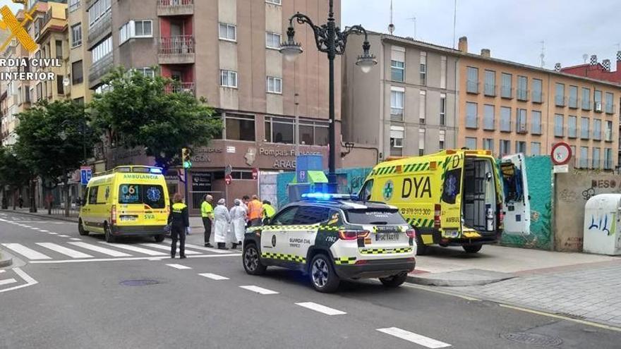 La Guardia Civil auxilia a un hombre tumbado en la calle con problemas respiratorios