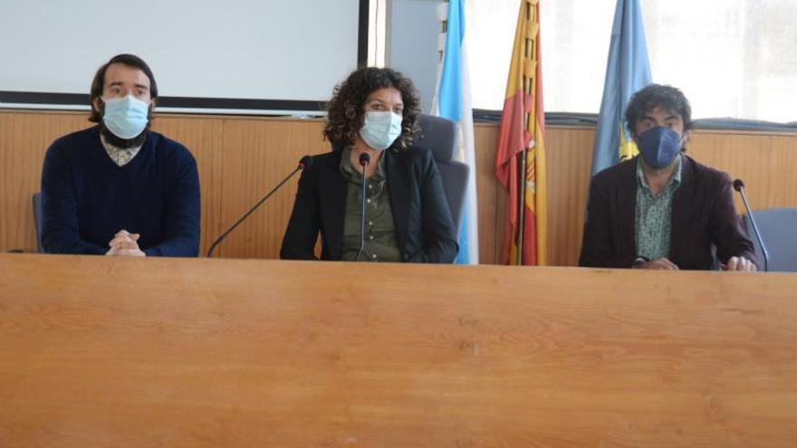 Jesús Graña, Paula Costa y Dani Blanco, ayer, presentando la plataforma en el salón de plenos cangués. / Gonzalo Núñez