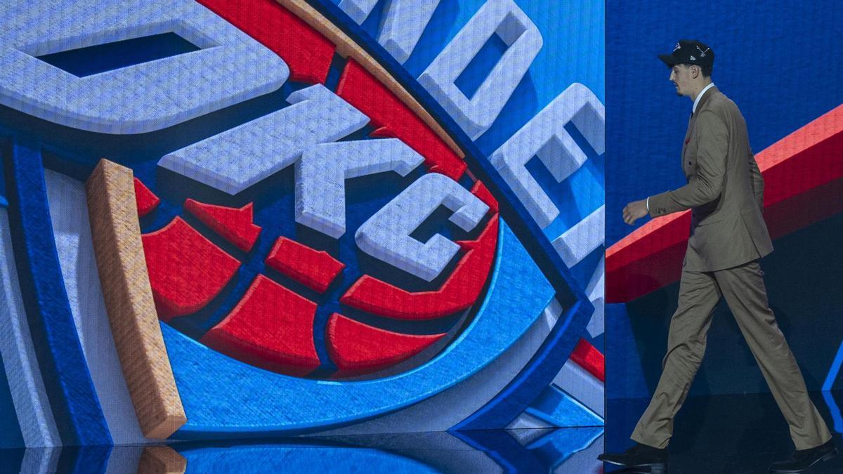 Aday Mara sube al escenario tras er escogido por Oklahoma City Thunder.