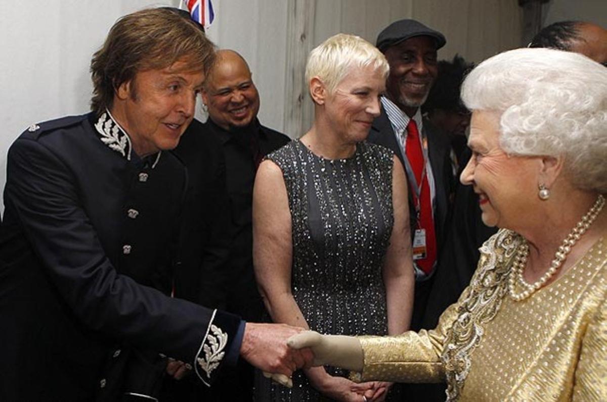 La reina d’Anglaterra saluda el cantant Sir Paul McCartney, que no va faltar a la cita.