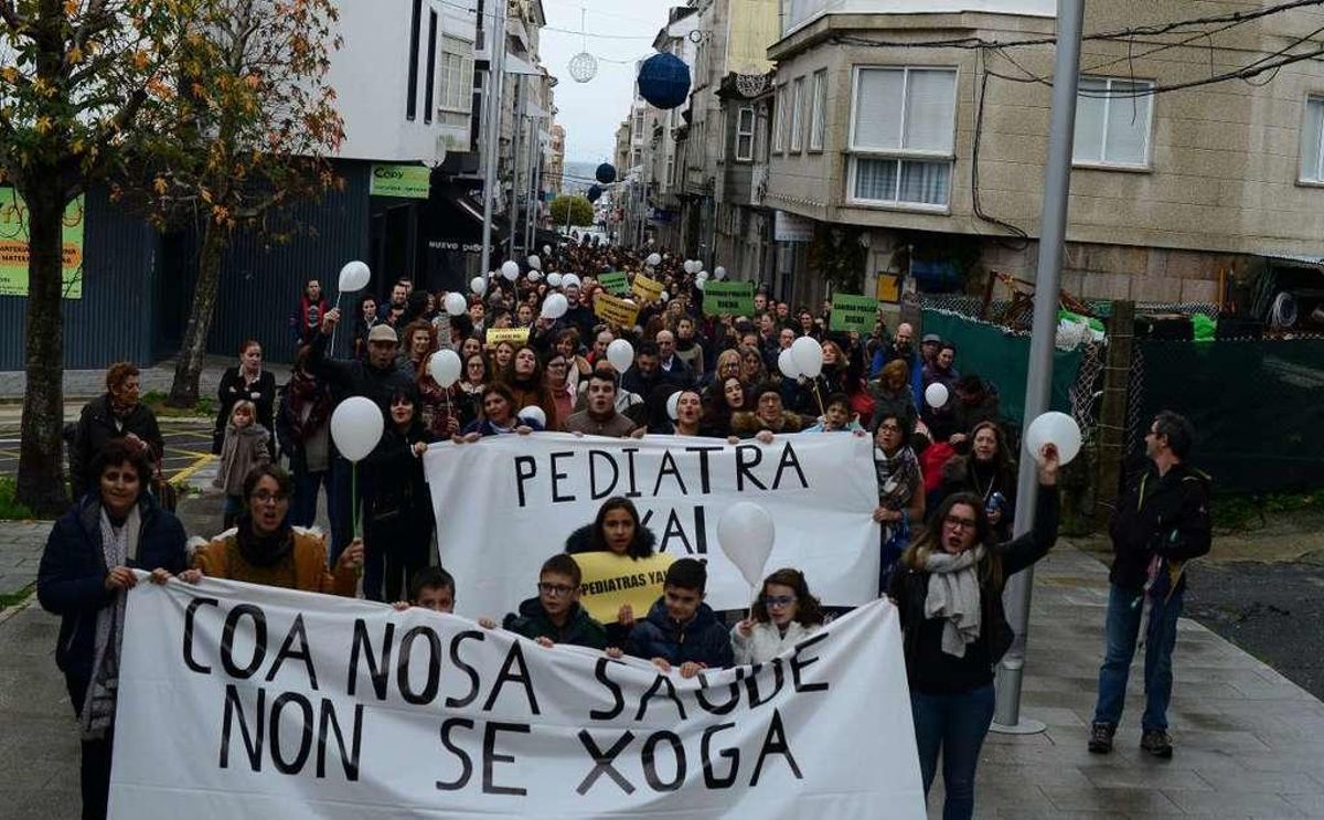Más de 400 personas marchan en Bueu para pedir un segundo pediatra y mejoras sanitarias