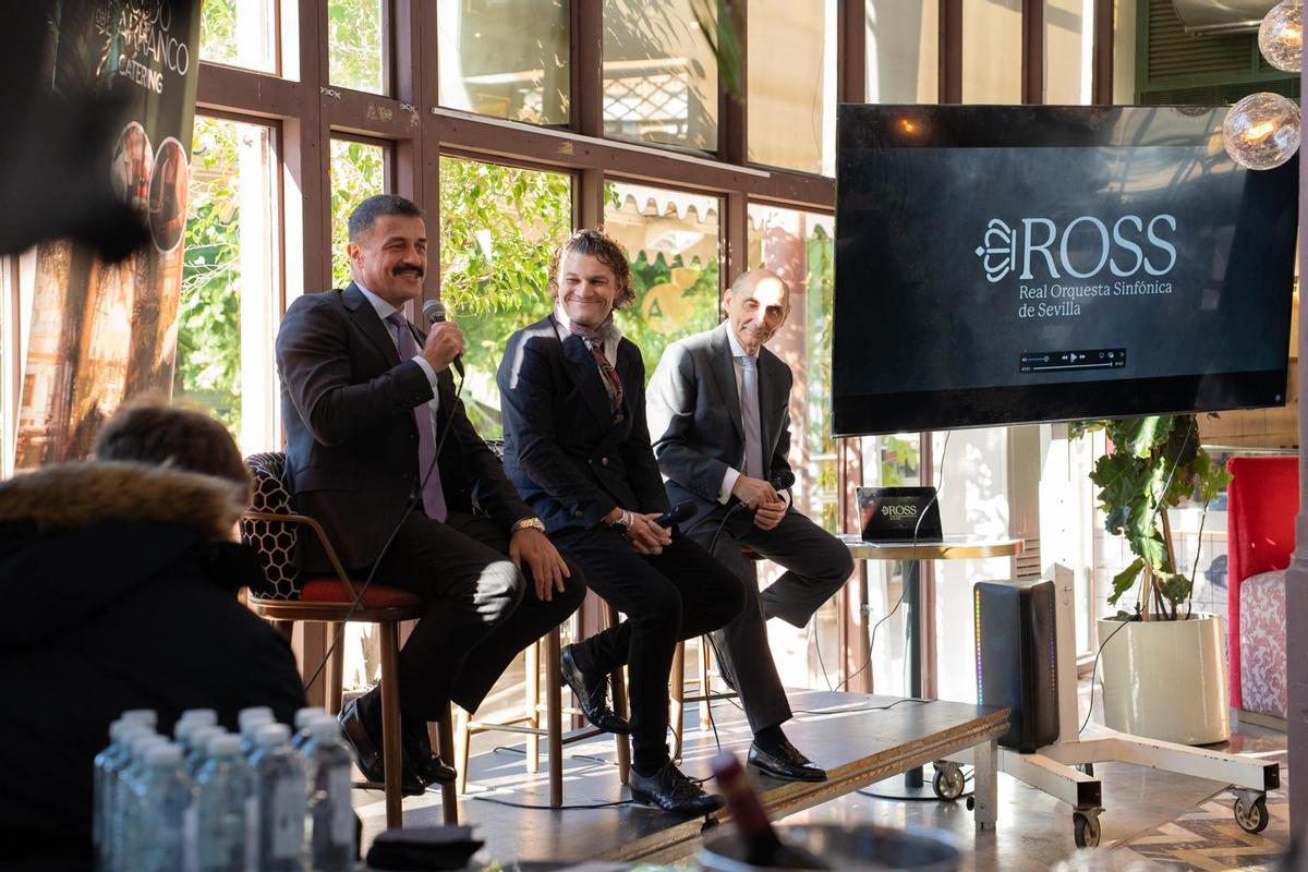 De izquierda a derecha, Jordi Tort, director gerente de la ROSS, Alexandre da Costa, director musical de "Reza Sevilla" y Manuel Marvizón, creador y productor